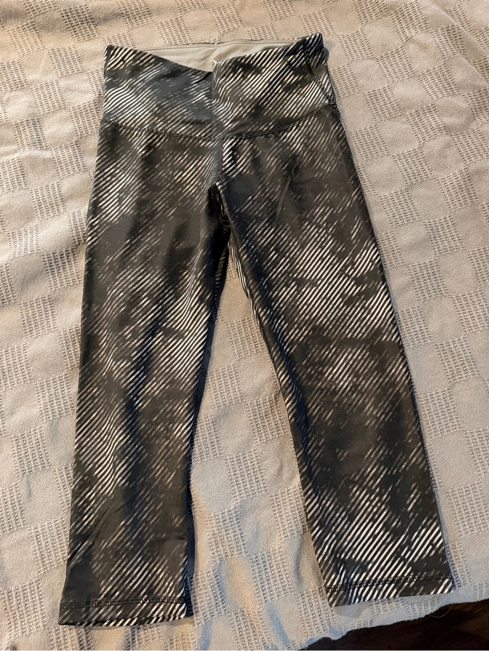 Old Navy Women’s Black & White Patterned Active Capri Leggings